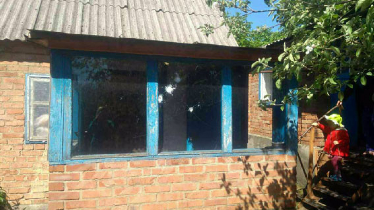 В Новгородском обстрелом поврежден частный дом