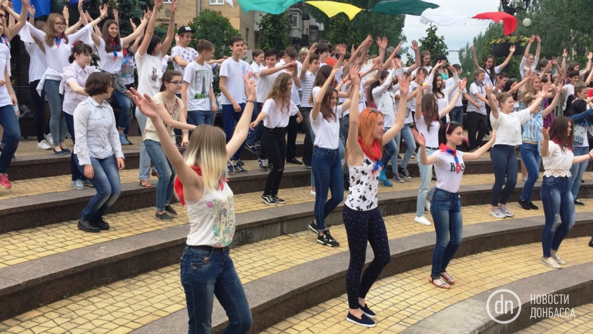 Донецкая молодежь станцевала в символике «ДНР»