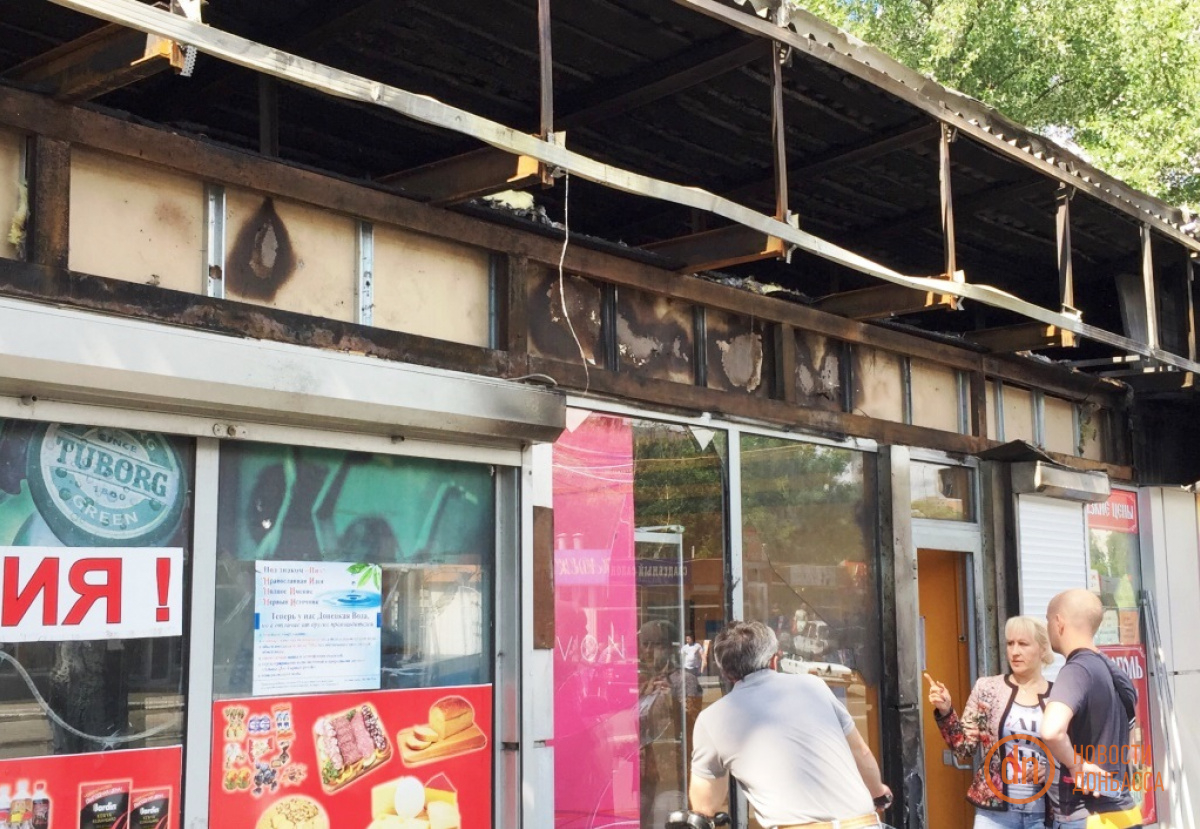 Донецкие бизнесмены убирают развалины сгоревших ларьков на «Текстильщике»