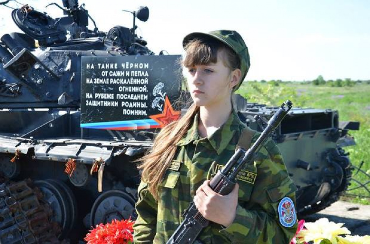 «ЛНР» отправила детей караулить памятник боевикам 