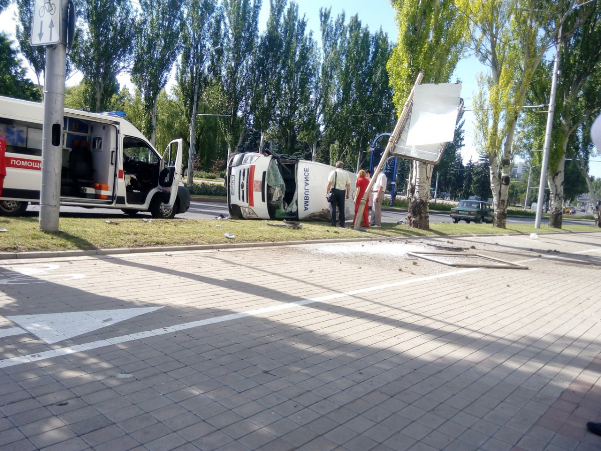 В Донецке внедорожник врезался в автомобиль медиков