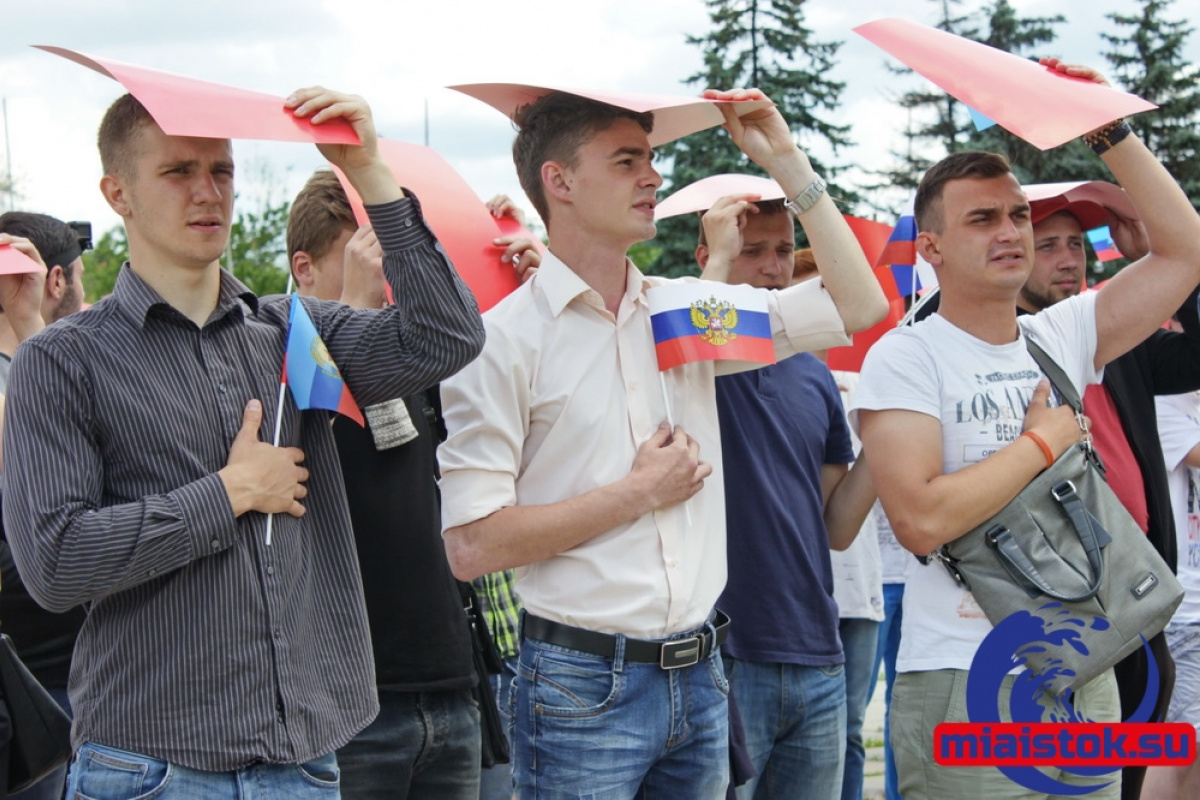 В День России «ЛНР» провела флешмоб со школьниками и студентами