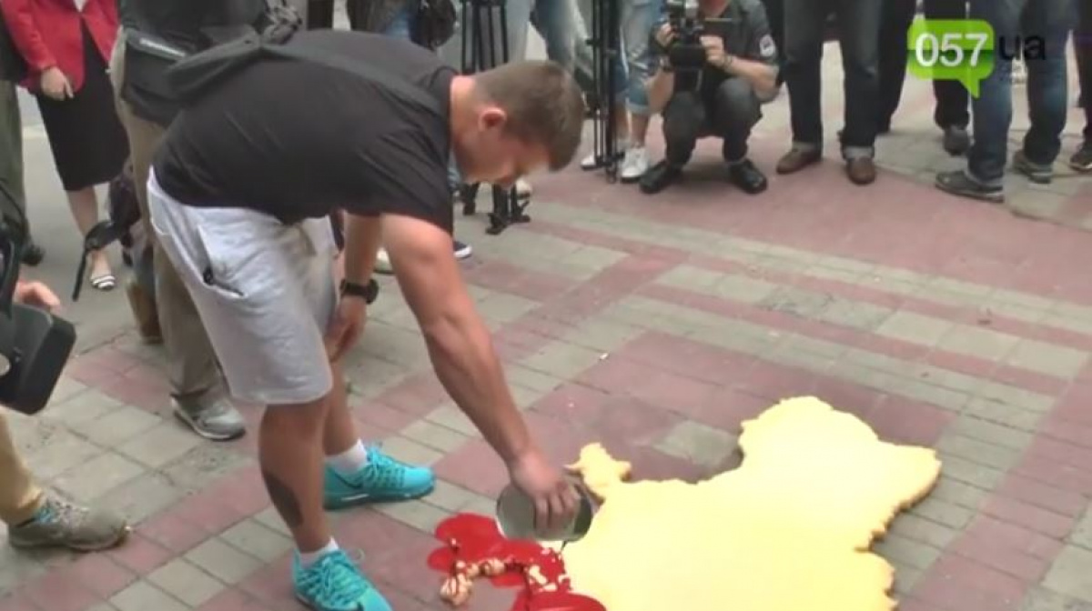 Макет Украины облили «кровью» у посольства России в Харькове