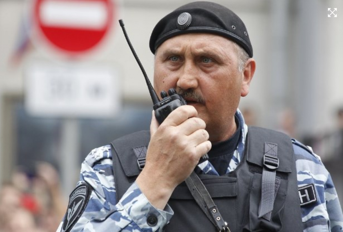 Человек, похожий на экс-начальника киевского «Беркута», руководил ОМОНом на митинге в Москве