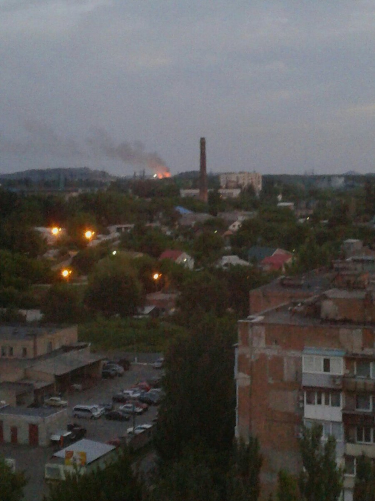 В Донецке горит столярный цех