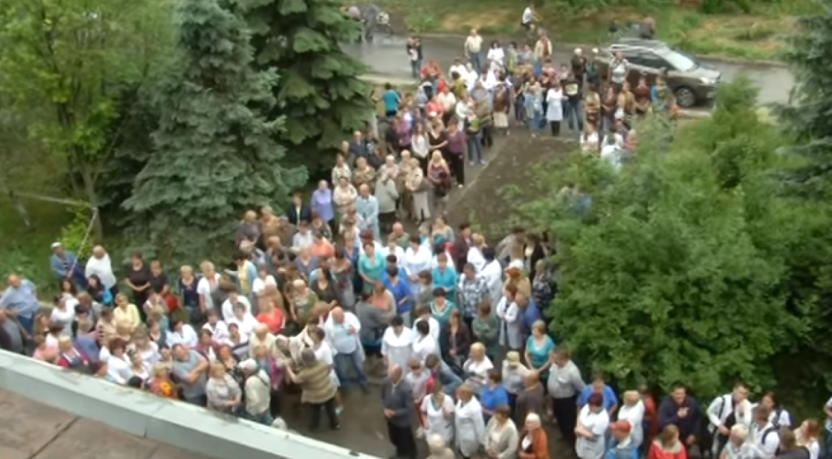 В прифронтовой Красногоровке люди собрались на митинг из-за больницы