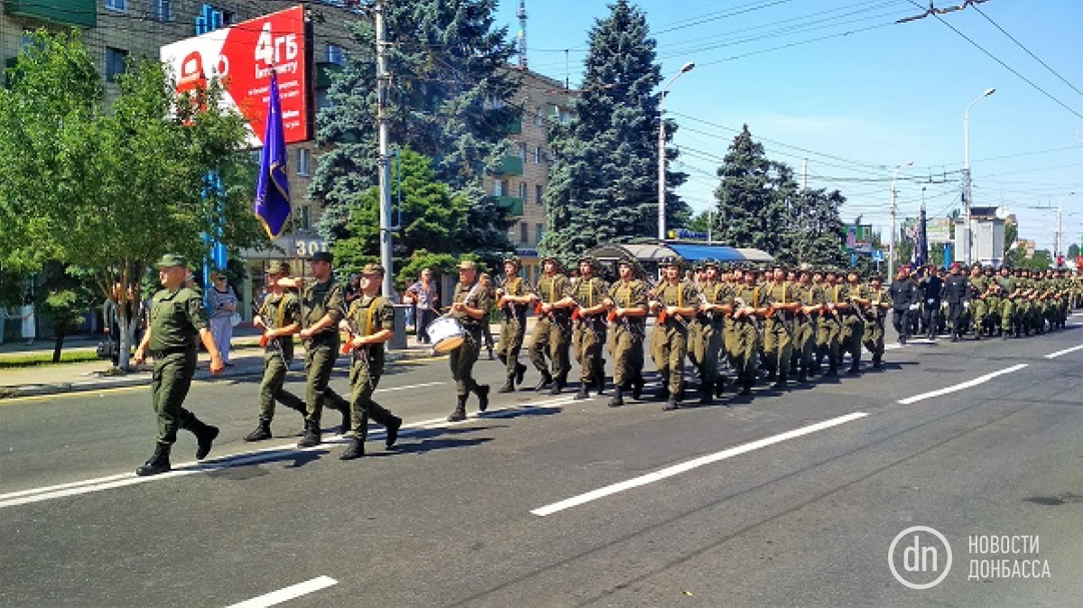 В Мариуполе проходит военный парад