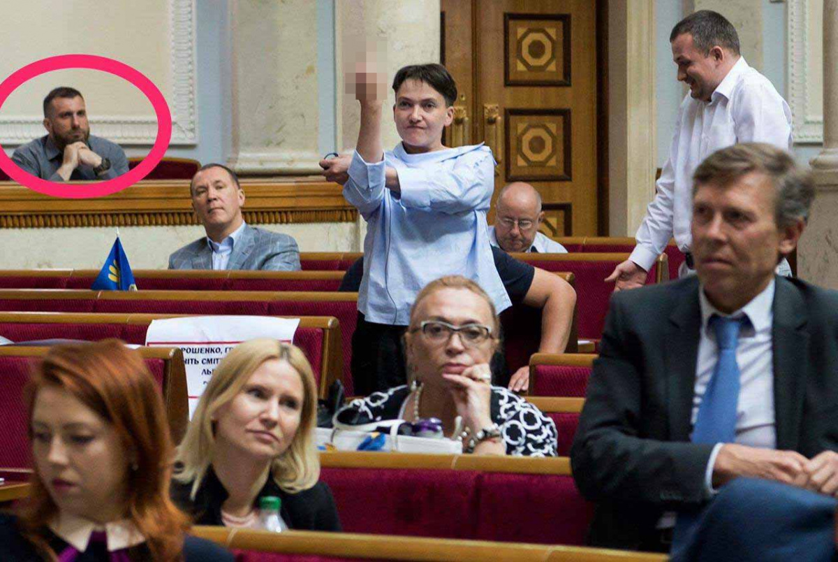 Савченко показала средний палец в Раде