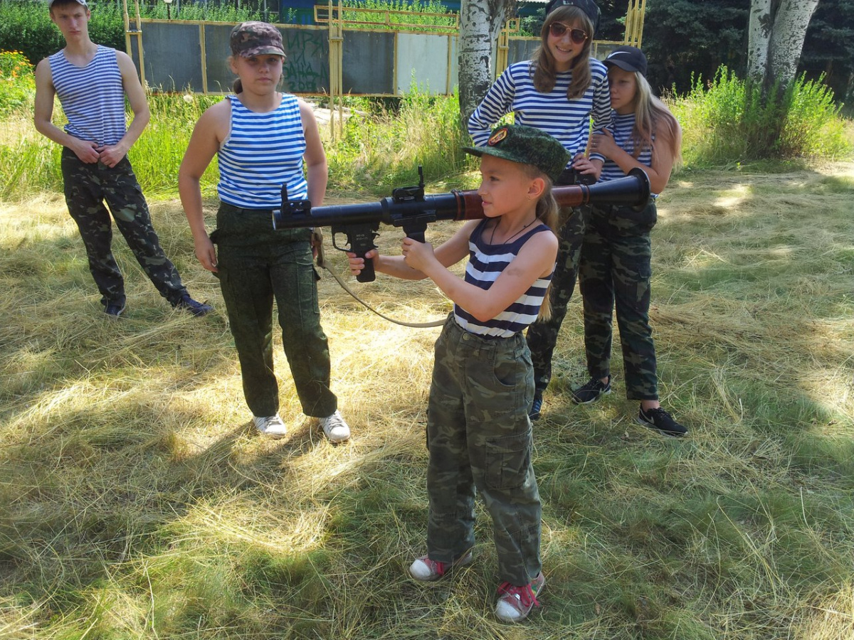 «ДНР» вручила детям оружие