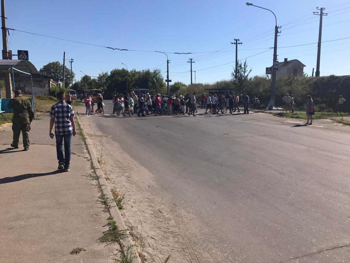 Жители Лисичанска из-за отсутствия воды перекрыли дорогу