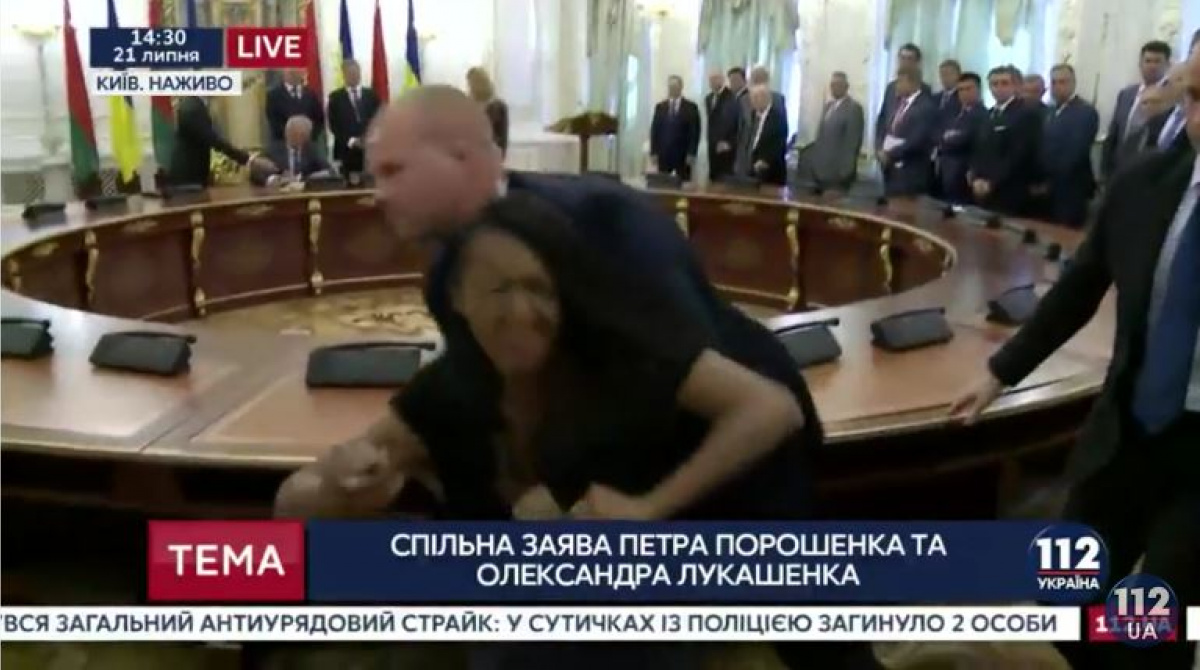 Активистка с голым торсом ворвалась в зал, где проходил брифинг Порошенко и Лукашенко