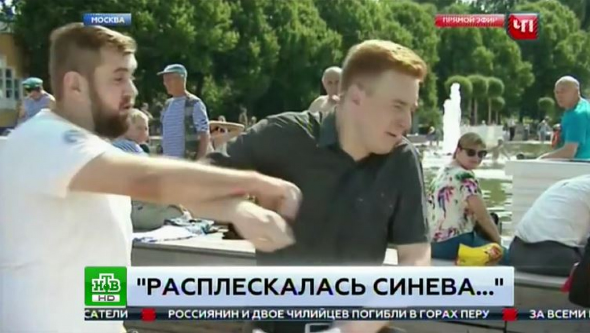 Человек в футболке «Оплота» ударил корреспондента НТВ во время включения с празднования дня ВДВ