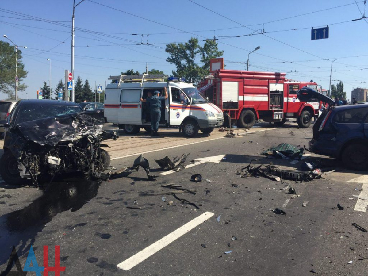 В центре Донецка два человека погибли, еще двое пострадали в дорожной аварии
