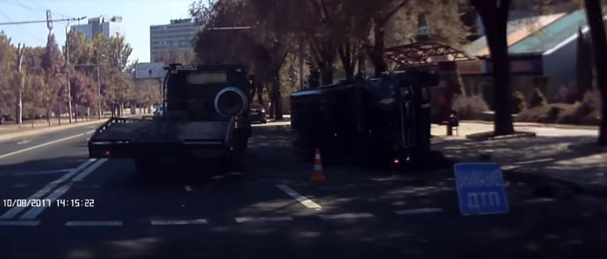 В Донецке Mercedes протаранил «Ладу Калину»