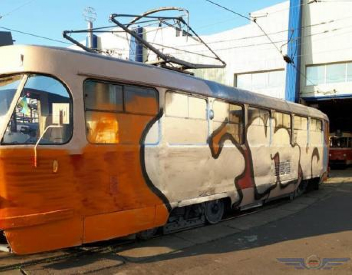 В Киеве остановили трамвай, разрисовали его, а водителя облили краской 
