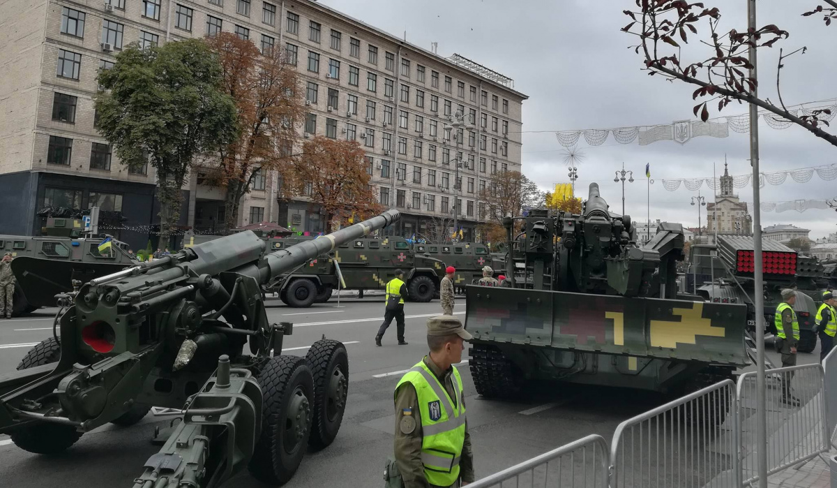 В Киеве выставили военную технику