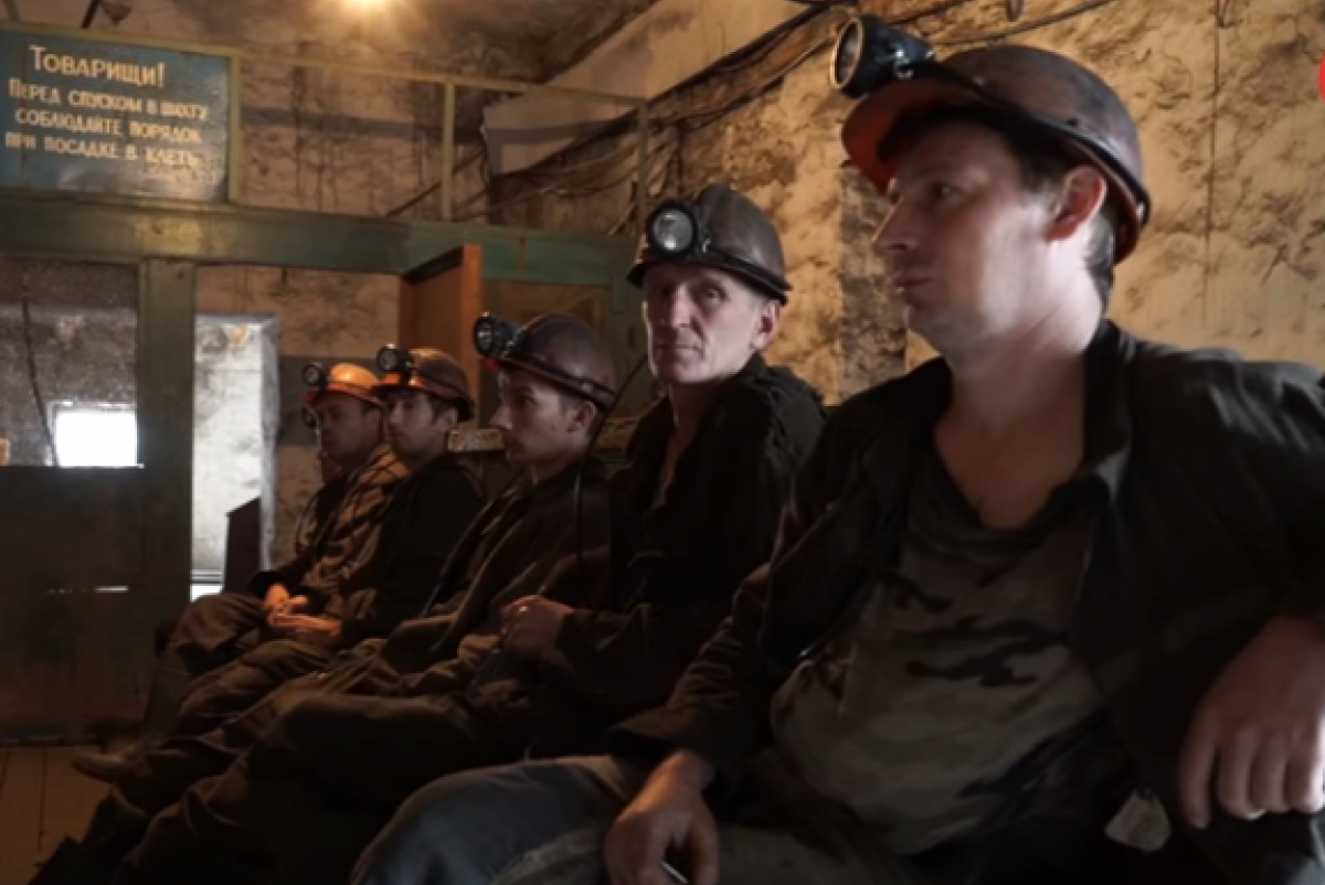 Горняки шахты «Золотое» рассказали о работе за 2,5 километра от линии фронта