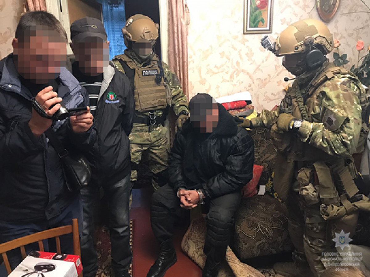 Житель Днепропетровской области задержан за хранение коллекции оружия и флагов «ДНР»