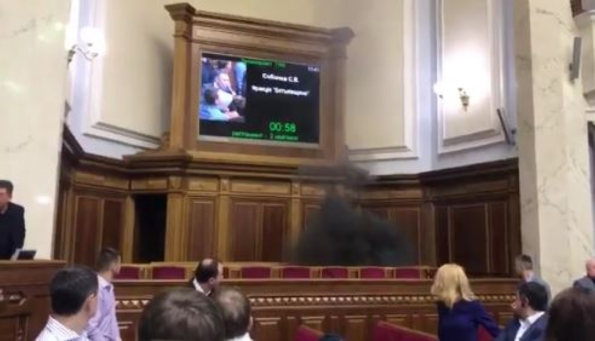 «Я бы этот парламент спалил»: Депутат кинул в зал Рады дымовую шашку