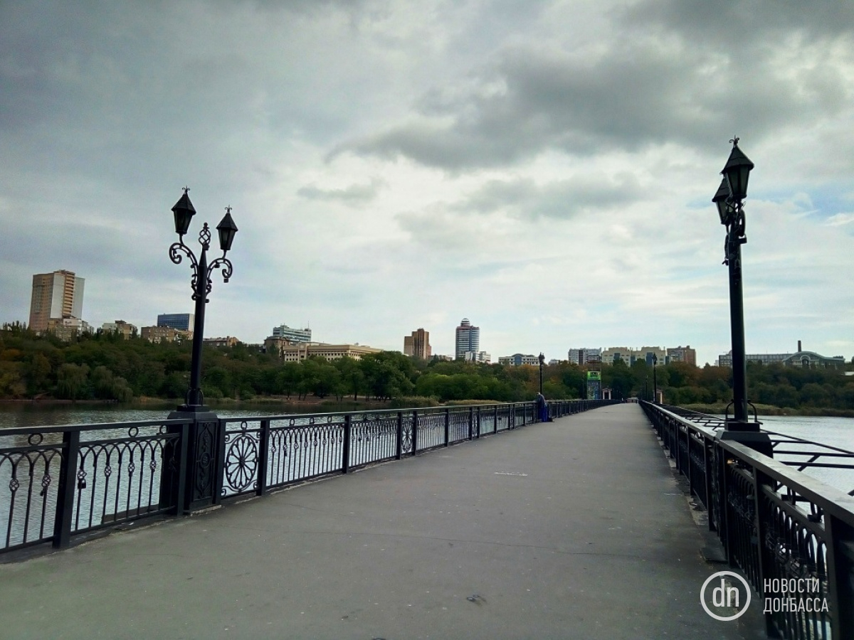 Мост, ведущий в парк Щербакова. 7 октября, 2017 год. 