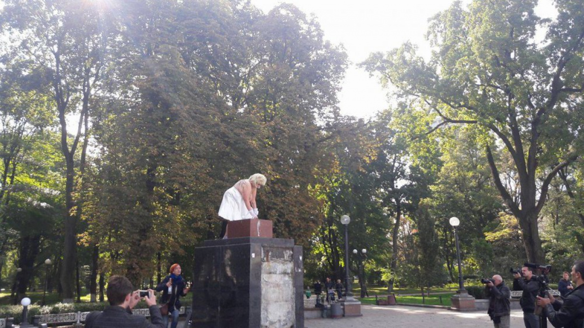 В Киеве полуголая активистка Femen в образе Монро поздравила Путина с днем рождения