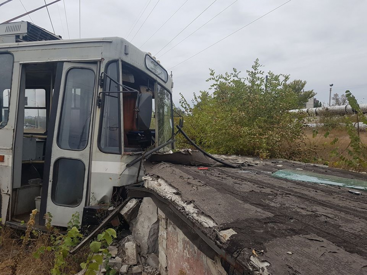 В Северодонецке Мерседес в лобовую въехал в троллейбус: водитель погиб на месте