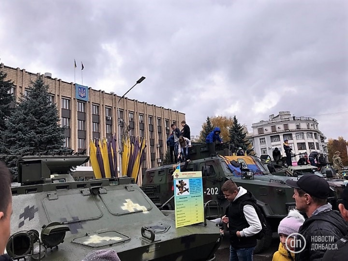 Руководитель АТО провел экскурсию Жебривскому на выставке военной техники