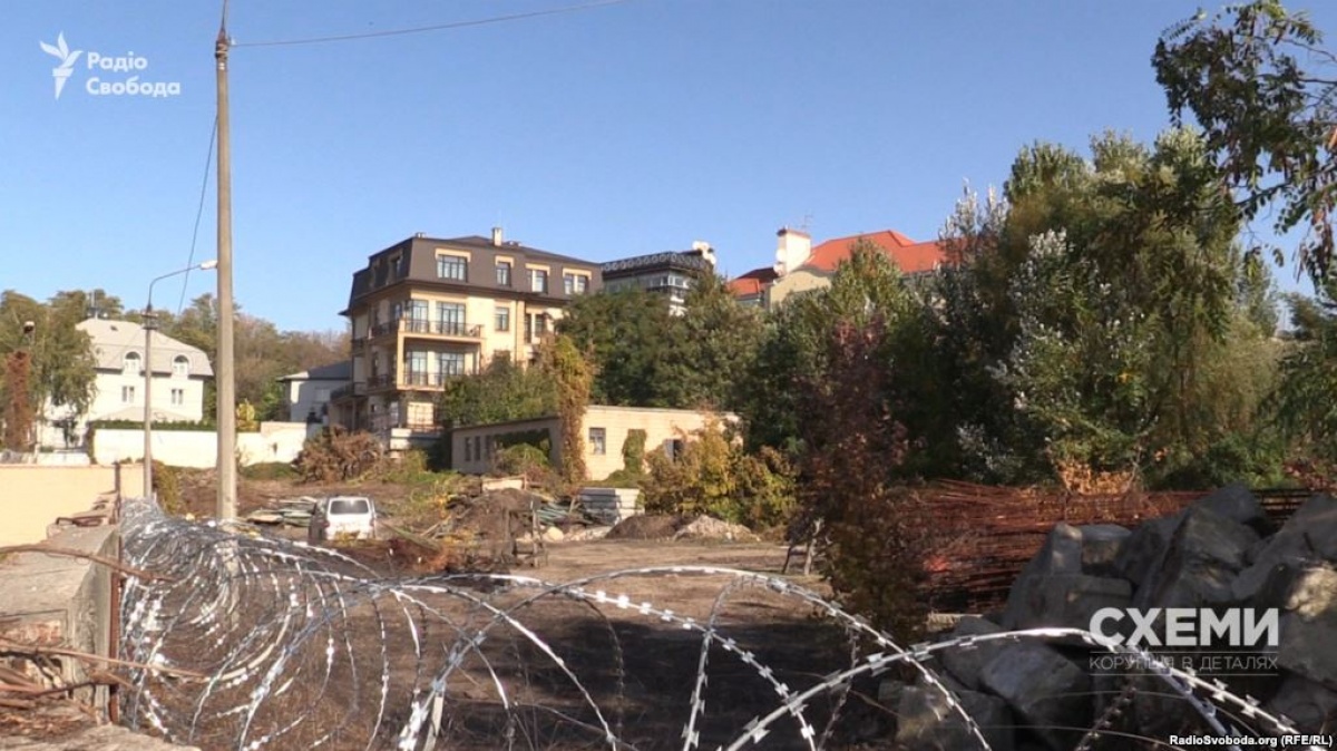 Земельный участок Порошенко в центре Киева обнесли колючей проволокой и взяли под охрану