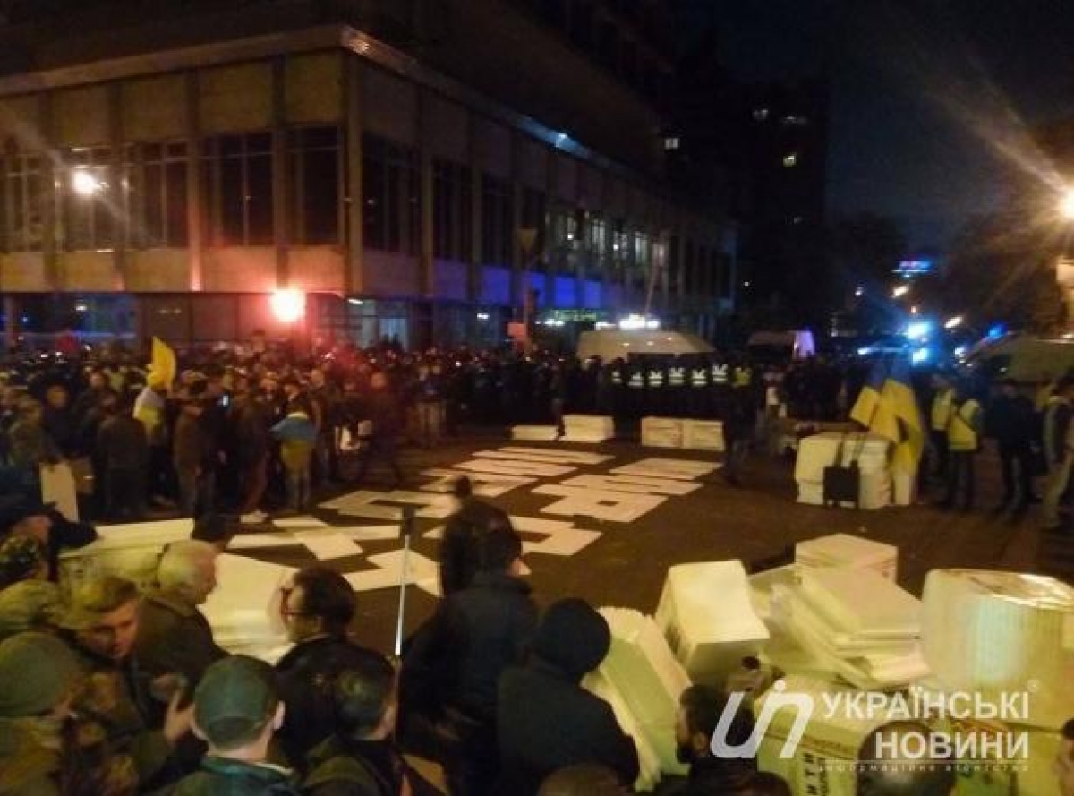 Правоохранители взяли в кольцо активистов с новой партией палаток и пенопласта на Грушевского