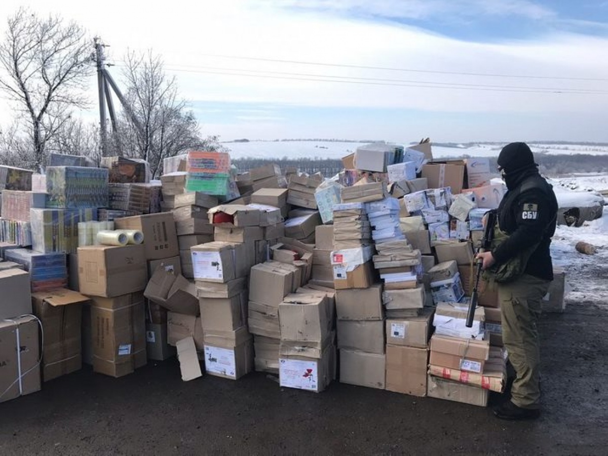 СБУ: Вблизи линии разграничения найдены склады боевиков с товарами и контрафактными сигаретами