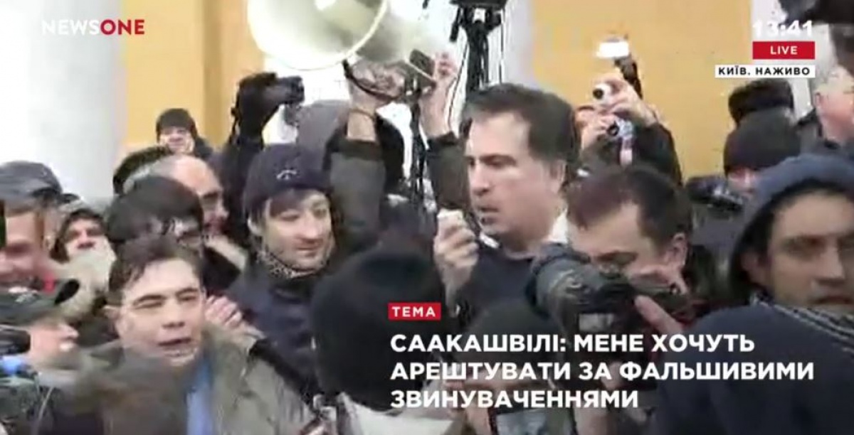 Митингующие освободили Саакашвили из автомобиля правоохранителей
