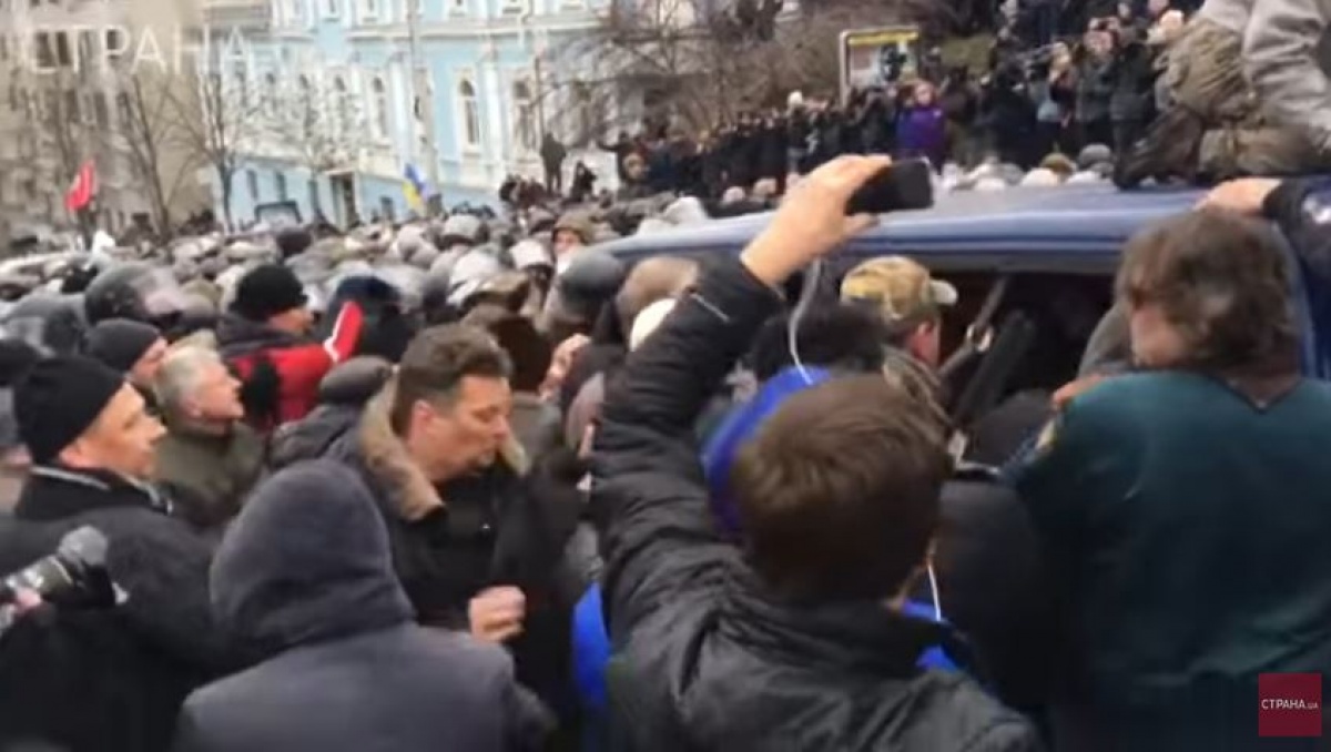 Опубликовано видео того, как Саакашвили вытащили из автомобиля правоохраниелей