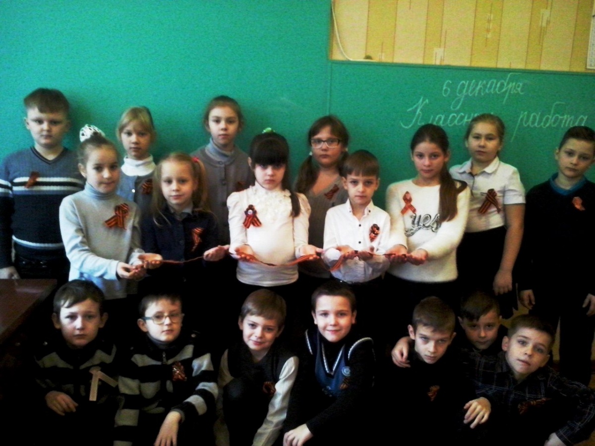 Ученикам младших классов в Донецке выдали георгиевские ленты для «урока мужества»