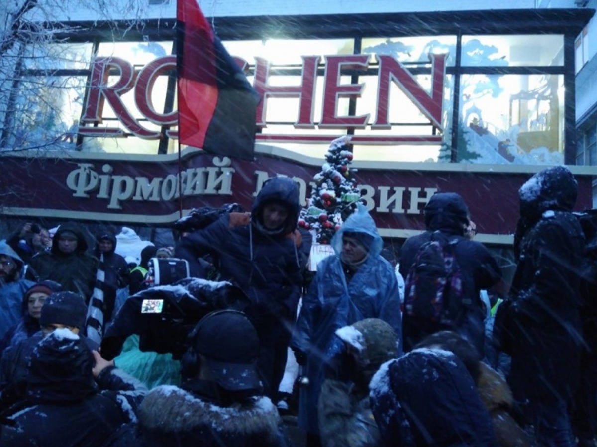 Противники задержания Саакашвили заблокировали магазин Roshen