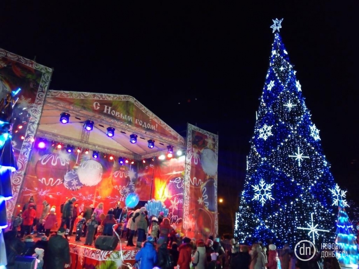 В Донецке и Луганске зажгли главные новогодние ели. Фоторепортаж