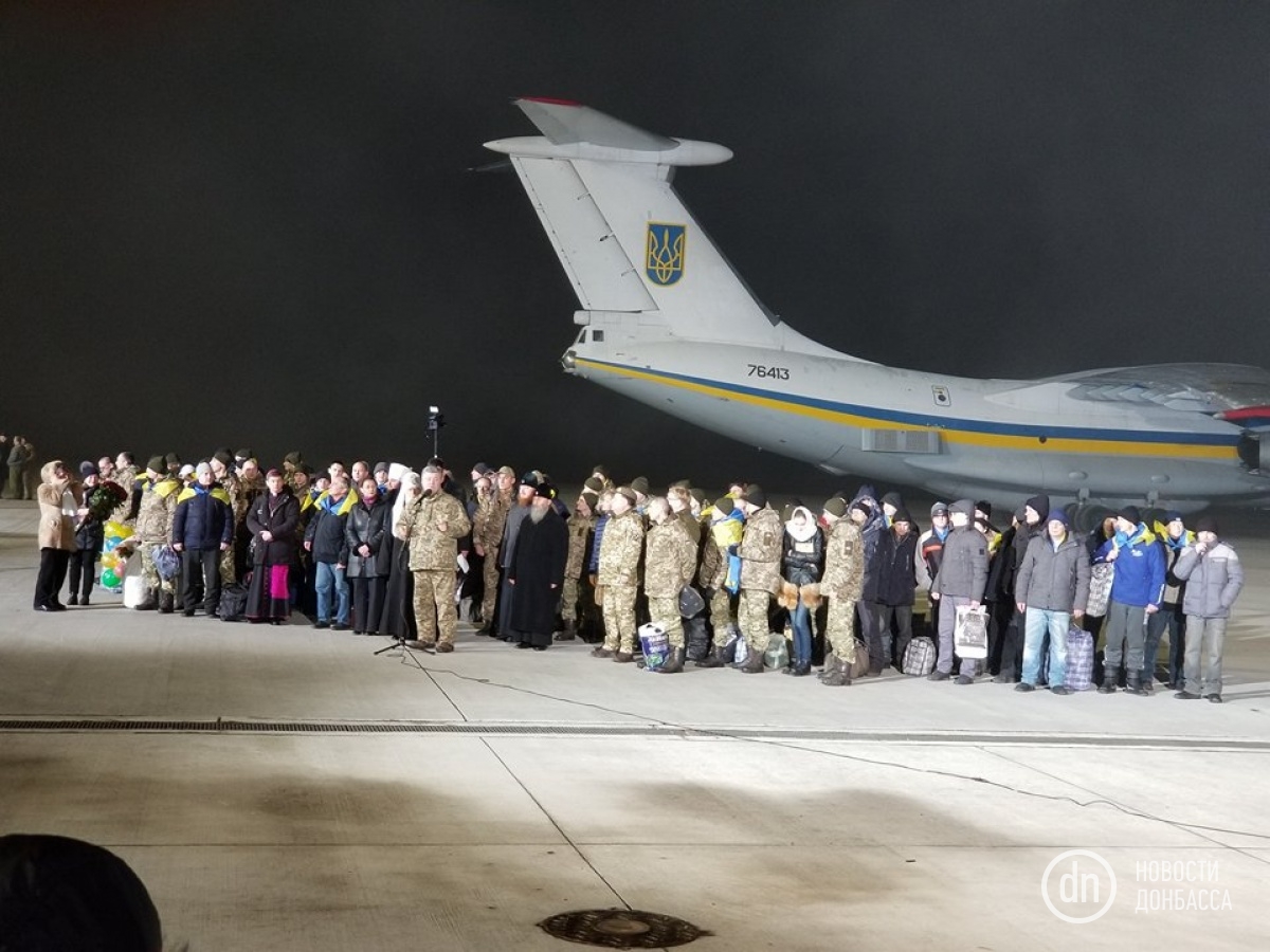 Освобожденные на Донбассе пленные прилетели в Киев