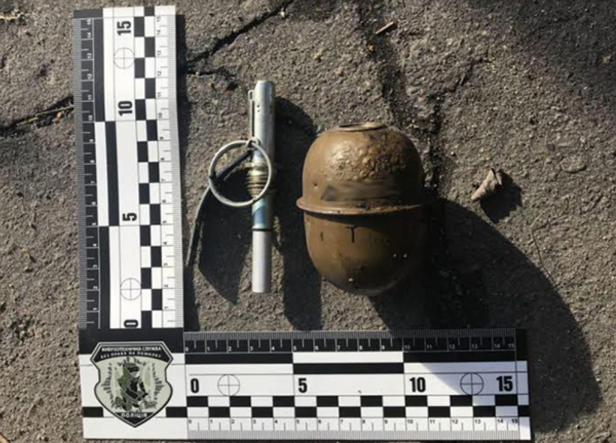 В Мариуполе коммунальщики нашли гранату возле многоэтажки