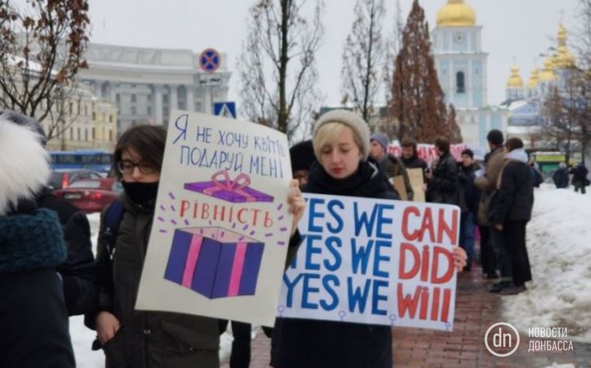 В Киеве проходит марш за права женщин. Также собрались противники феминизма