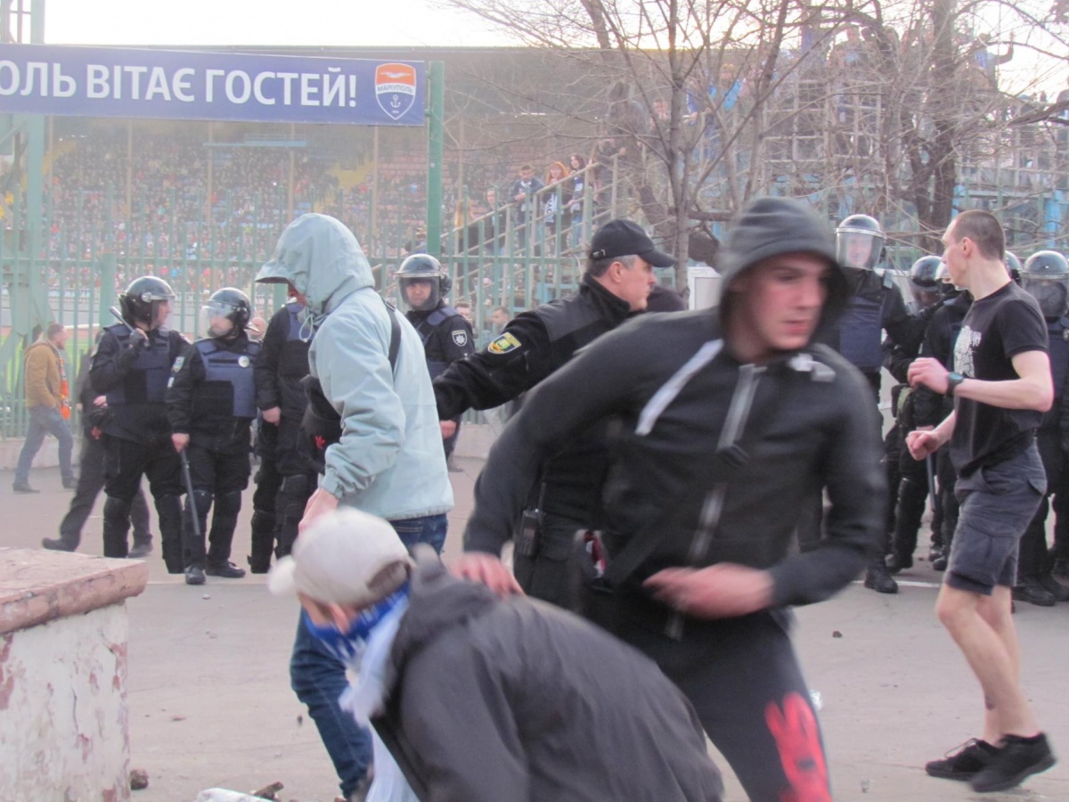 Во время матча «Мариуполь» – «Динамо» фанаты подрались с полицией