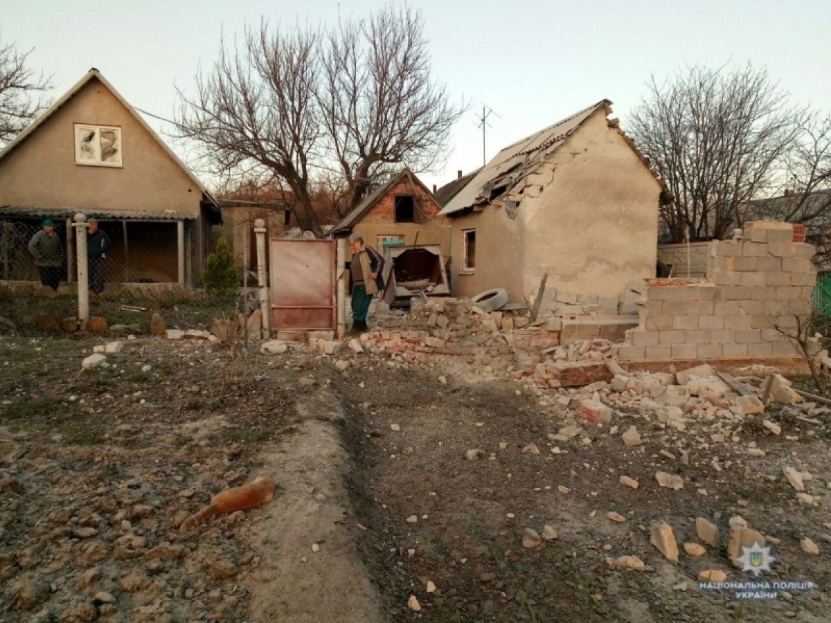 Ночью обстреляна Авдеевка, повреждены жилые дома