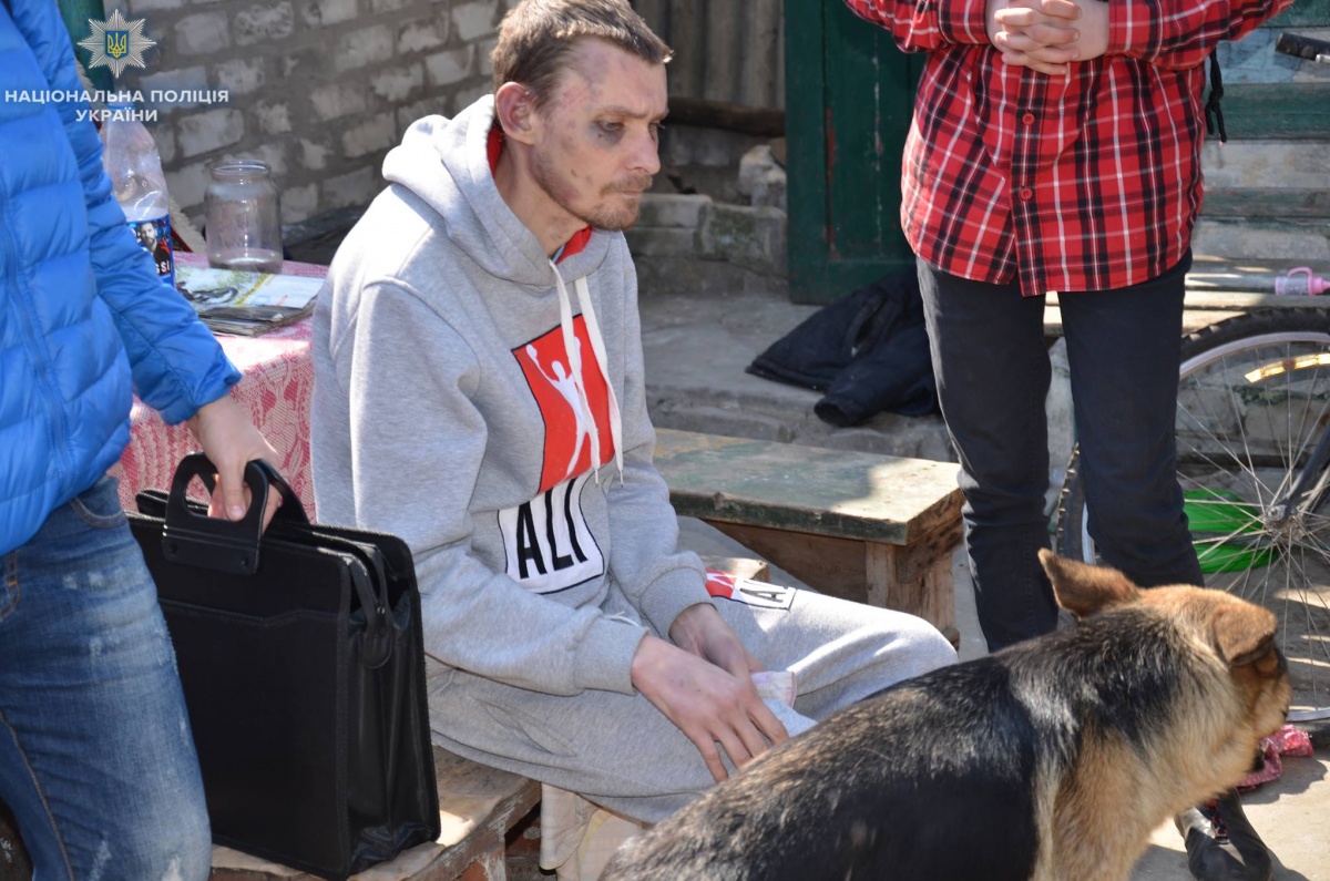 В Луганской области рабочего посадили на цепь и били за «плохую работу»