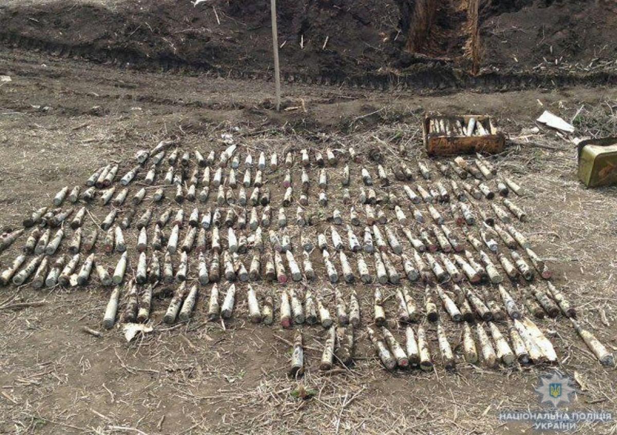В Донецкой области нашли полевой схрон осколочно-фугасных снарядов