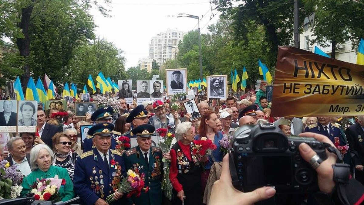 В центре Киева люди прошли с портретами фронтовиков и возложили цветы к Вечному огню