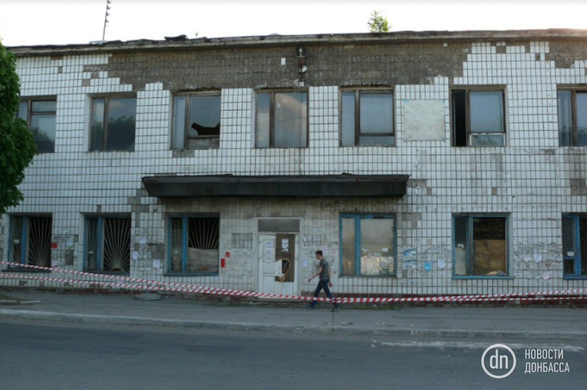В Мирнограде жители призвали власти оградить разрушающееся здание