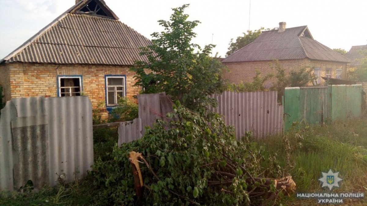 Из-за обстрела в поселке Курдюмовка Донецкой области повреждены дома