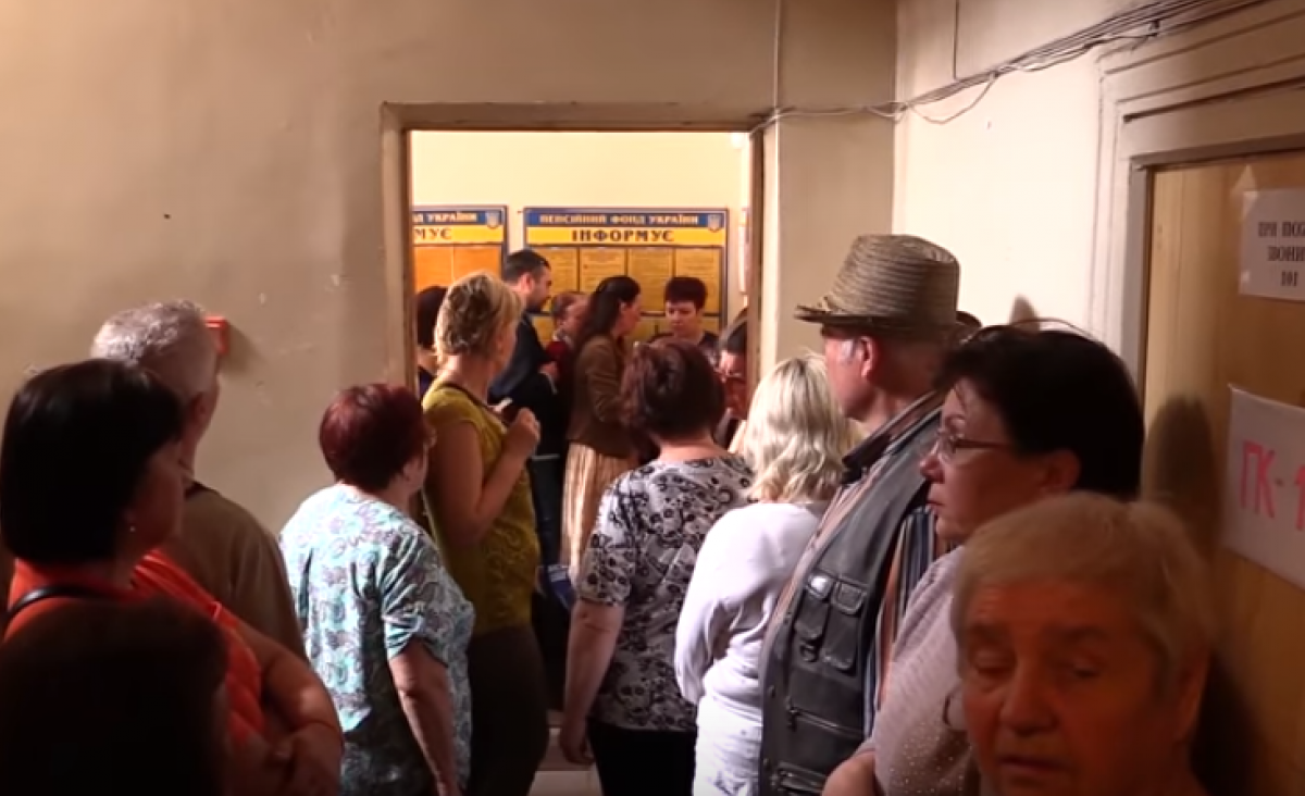 Что означает для Украины визит Волкера и почему в мае прекратили выплату пенсий переселенцам