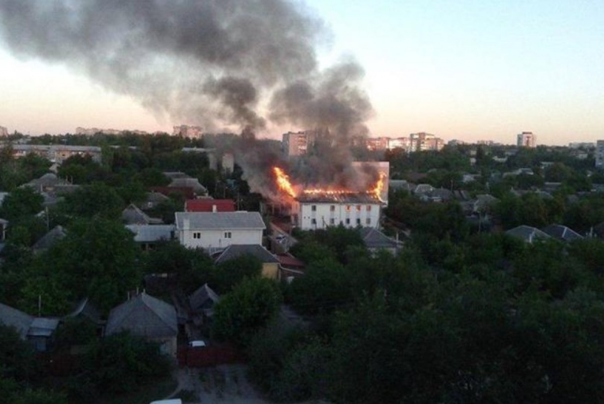 В Луганске горело здание, где раньше молились «Свидетели Иеговы»