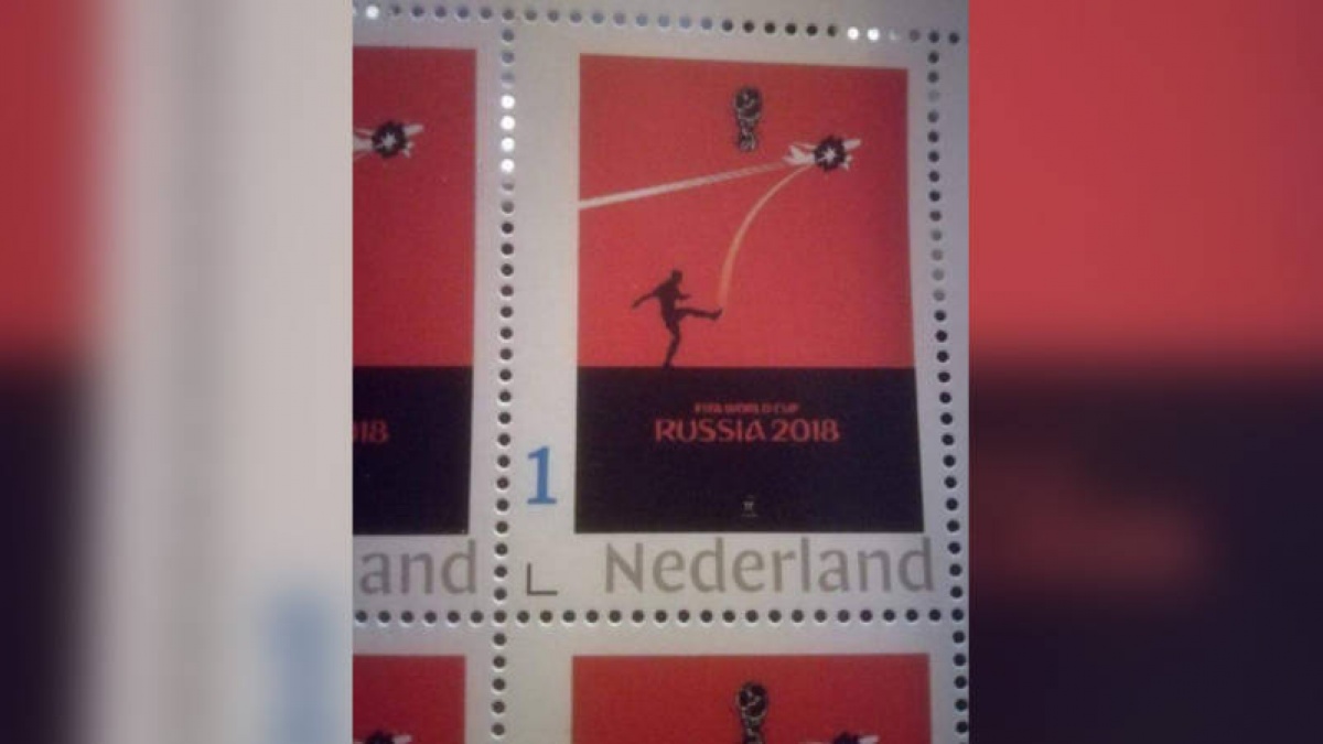 Почта Нидерландов извинилась за марку с футболистом, который сбивает мячом самолет 