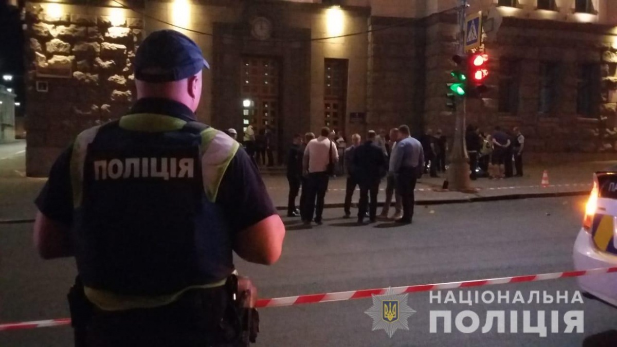 У горсовета Харькова произошла стрельба: полицейский и напавший погибли