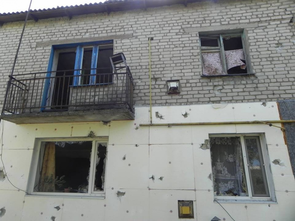 В поселке на Луганщине повреждены 47 жилых квартир и домов, - волонтер